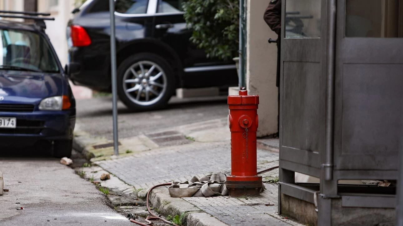 Επίθεση με μολότοφ στη διεύθυνση πληροφοριών του ΥΠΟΙΚ στο Μοσχάτο